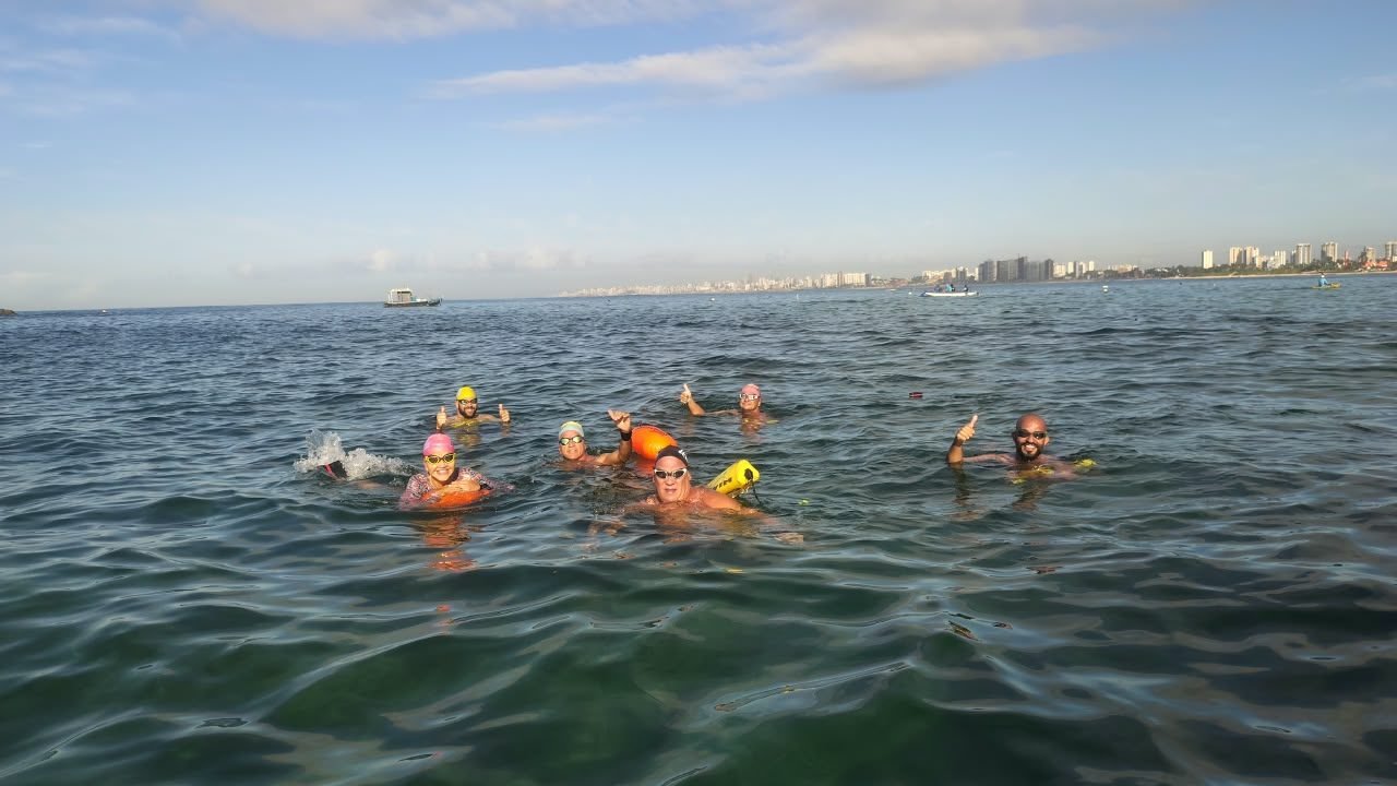 Grupo de alunos em treino no mar de Itapuã